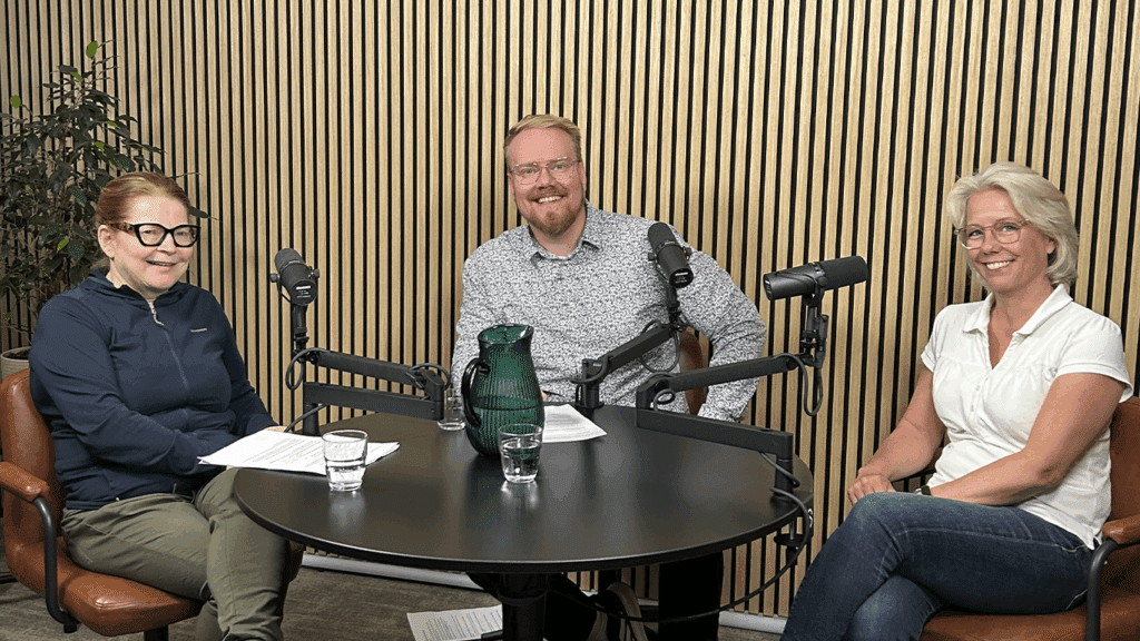 Yrittäjä, matkailun kehittäjä ja hankekehittäjä Pirjo Räsänen Ellarelta kuvassa vasemmalla, viestinnän asiantuntija Anssi Ketonen keskellä sekä ELY-keskuksen kehittämisvastaava Maria Konsin-Palva.