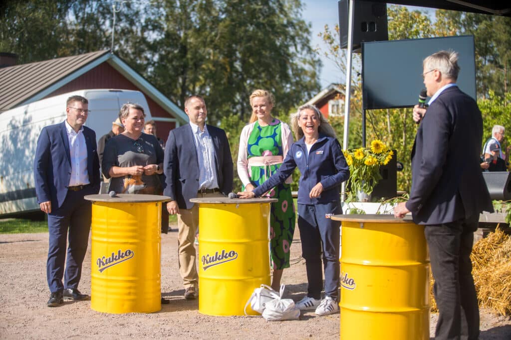 Panelistit rivissä ohjelmalavan edessä.