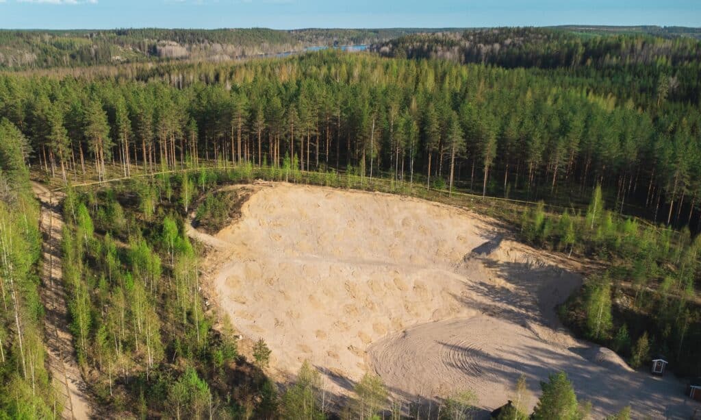 Ilmakuva metsästä, jossa on siistitty sorakuoppa.