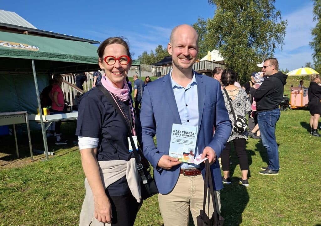 Mirja Junkola ja Ville Valkonen tapahtuma-alueella.