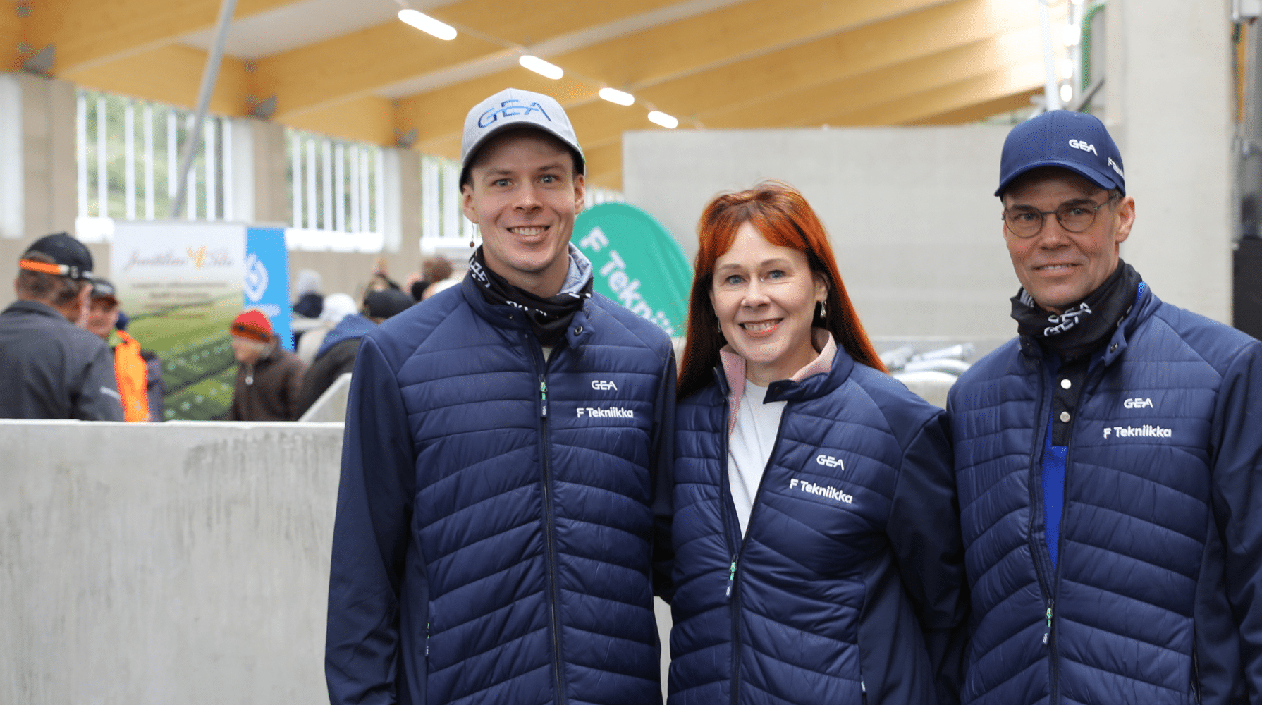 Maitotilan yrittäjät uudessa navetassa hymyssä suin.