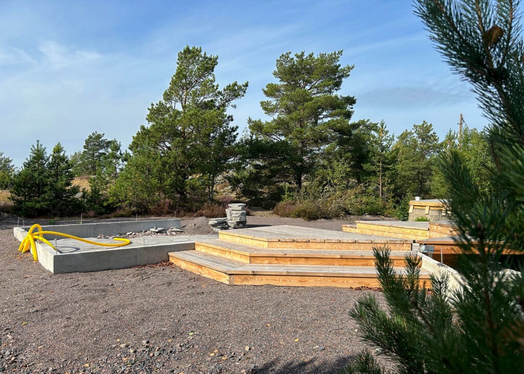 På bilden de rastskydd som håller på att byggas.