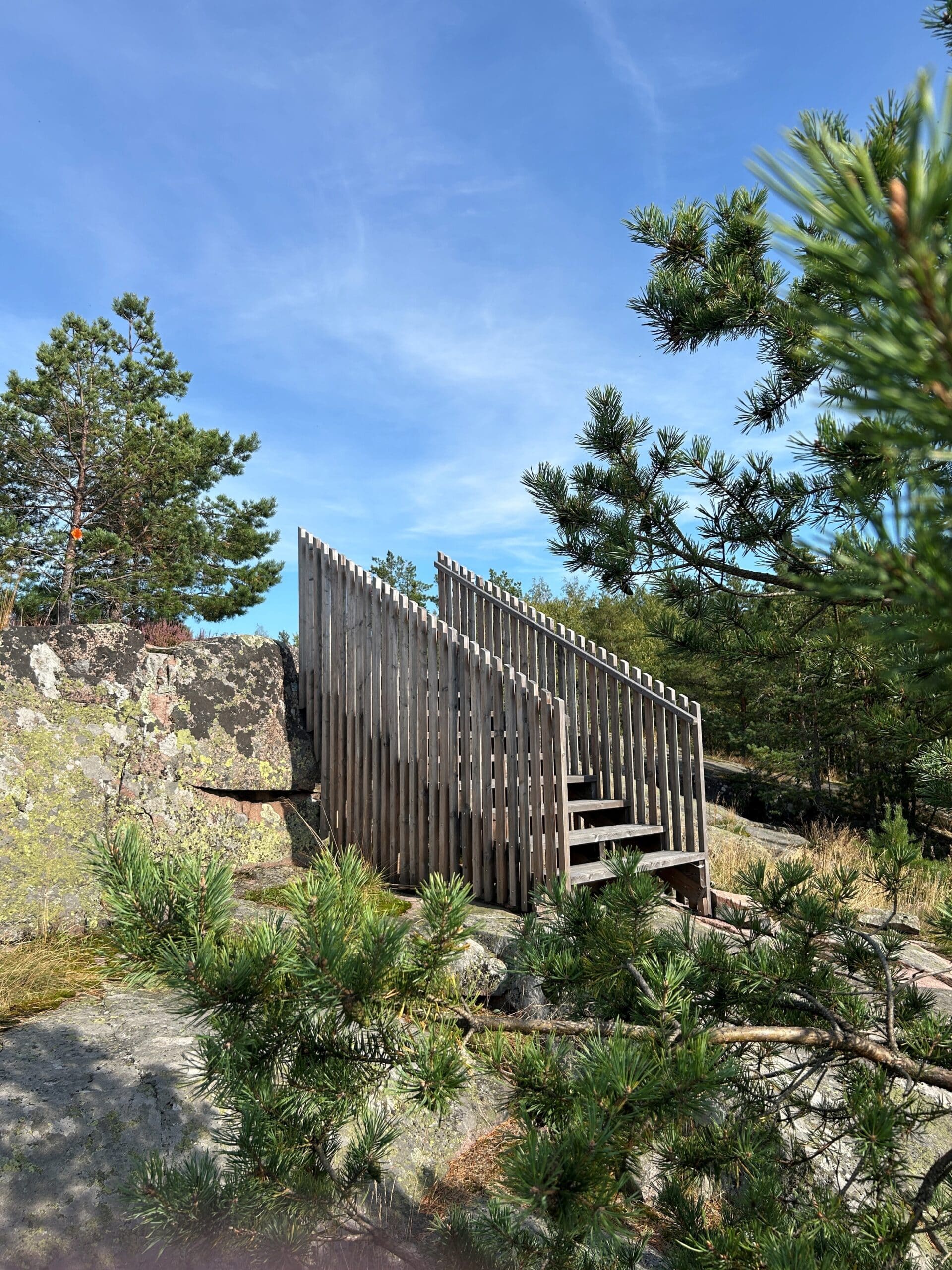 Kuvassa kalliolla olevat portaat Kopparnäs-Störsvikin virkistysalueella.