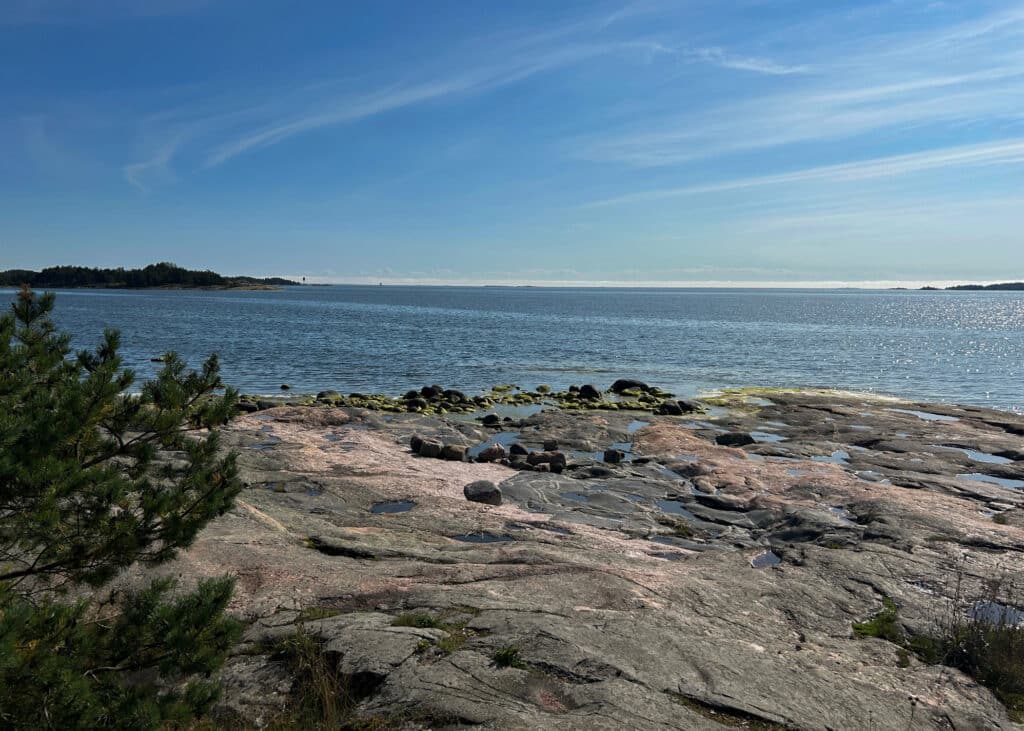 Maisemakuva Kopparnäs-Störsvikin virkistysalueen näköalasta merelle.