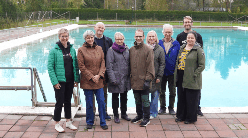 Ryhmäkuva altaan edessä.