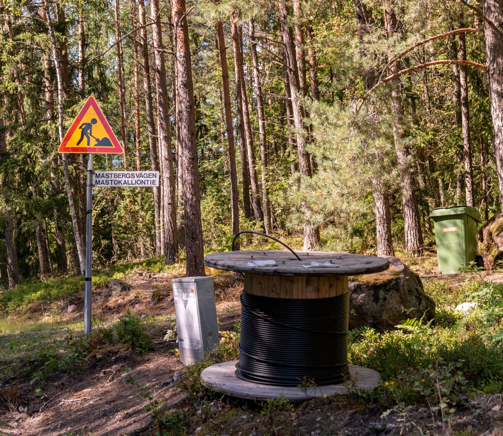 Valokuiturulla metsän reunassa.