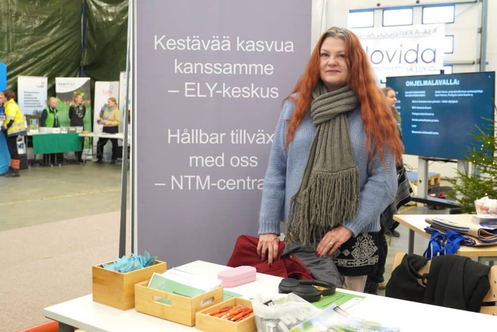 Janita Leppänen ELY-keskuksen rollupin edessä messuilla.
