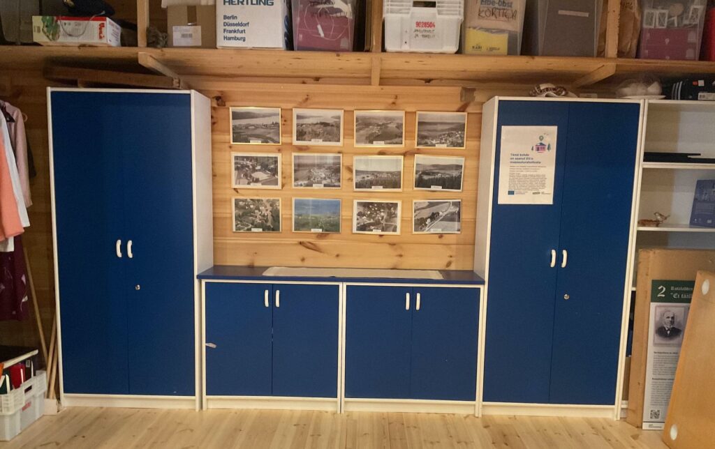 Arkistokaappi jossa tummansiniset ovet.