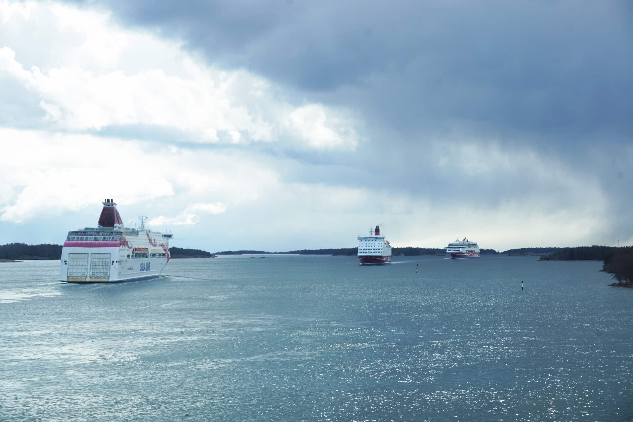 Ruotsinlaivoja merellä.