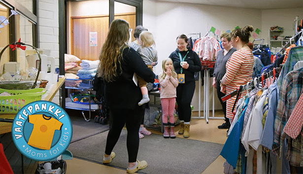 Lapsia äiteineen vaatepankissa.