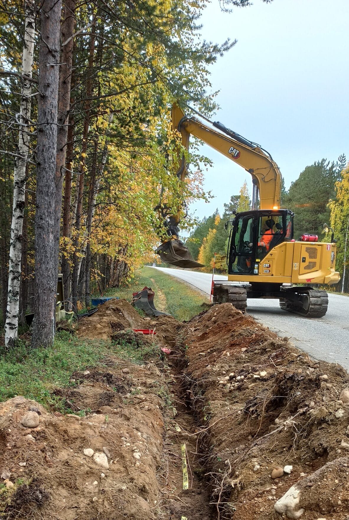 Kaivinkone kaivaa kuidulle ojaa.