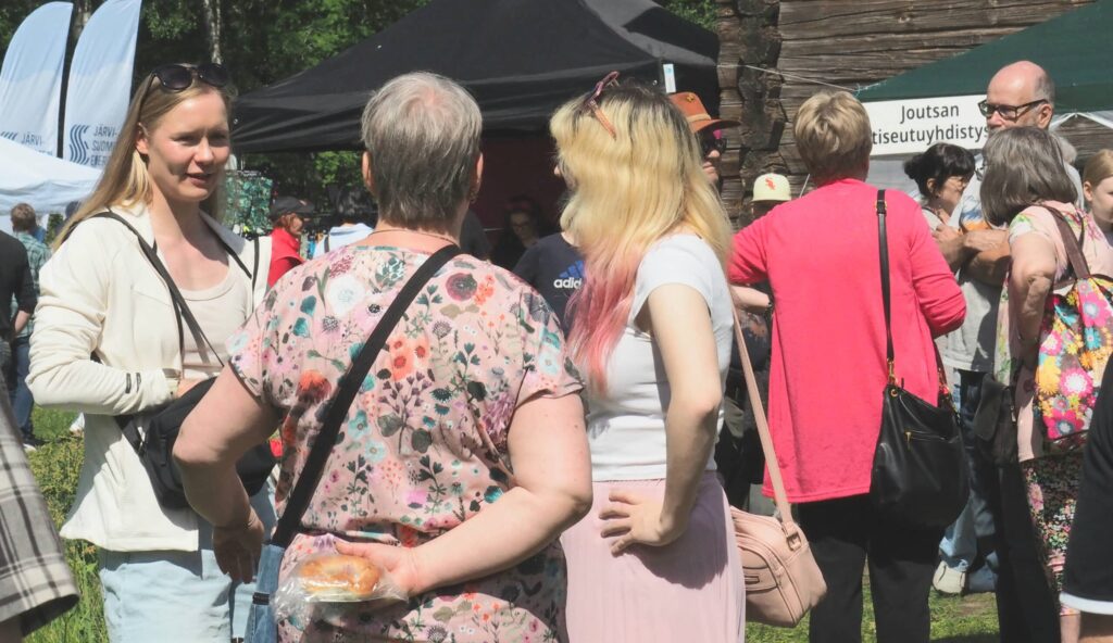 Ihmisiä kesätapahtumassa.