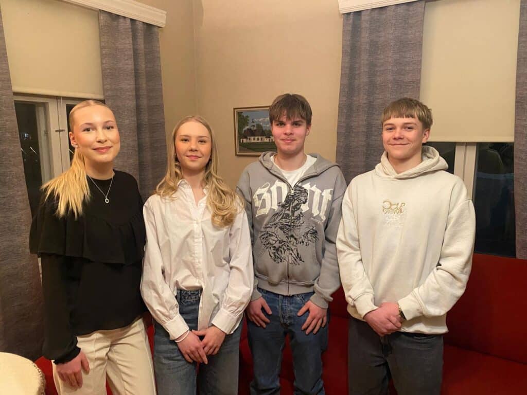 Wohvelikahvila-yrittäjät Fiia Iloviita ja Helmi Viirimäki sekä Ilmajoen Seppälän nuorisotilalla Biljardipöytä-projektin toteuttaneet Lauri Ala-Renko ja Oliver Raunio.