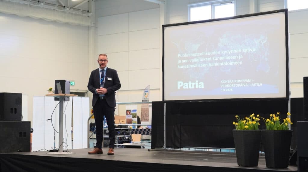 Reima Kuutsa lavalla.