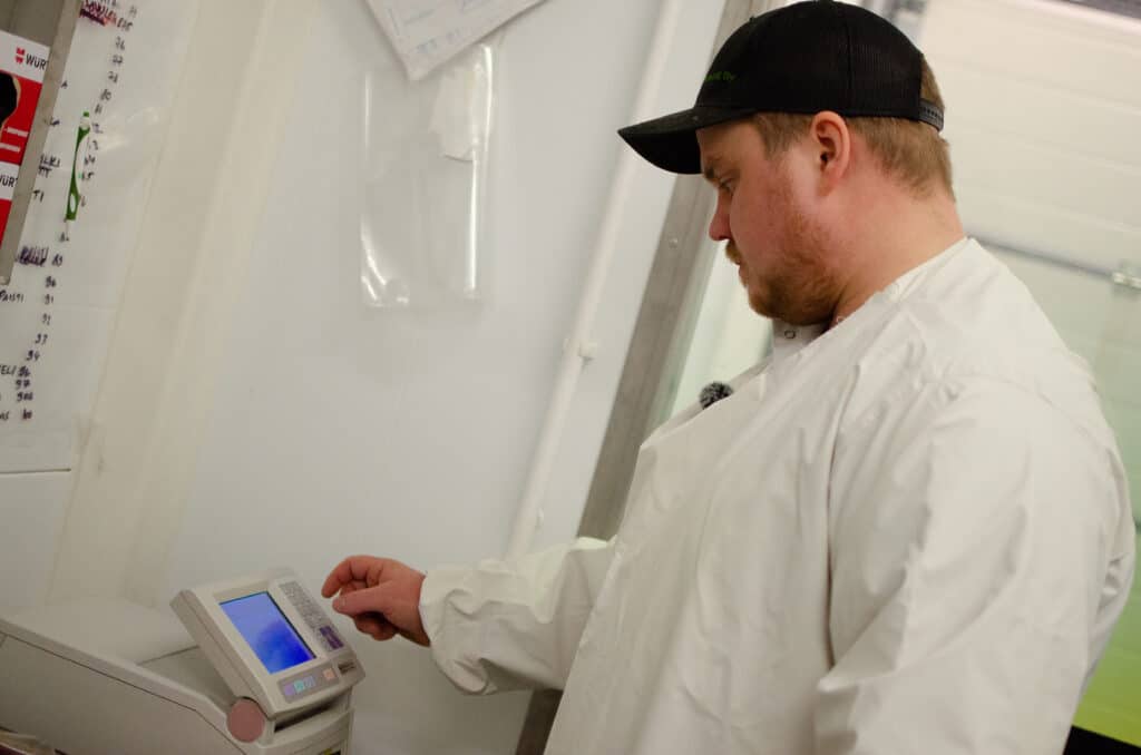 Mies punnitsee lihaa.