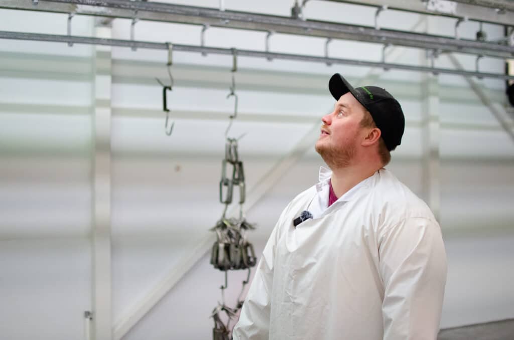 Mies katselee ylöspäin.