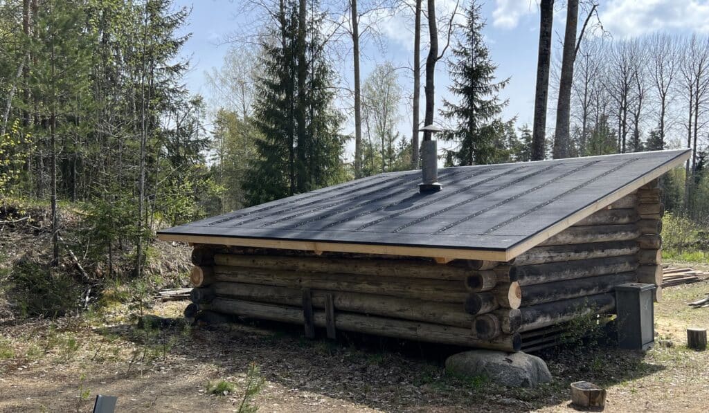 Laavu metsässä aurinkoisena kevätpäivänä