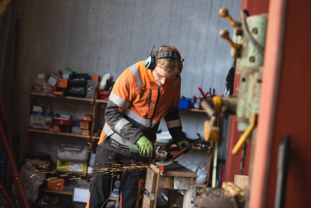 Mies rälläköi hallissa