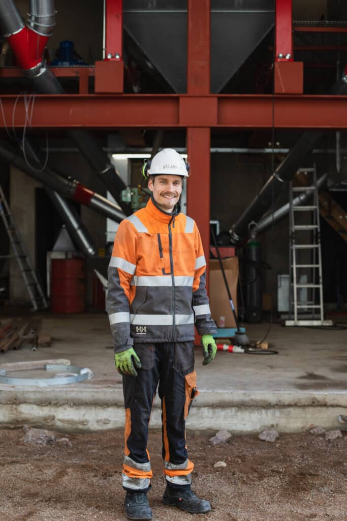 Mies seisoo maatilan pihamaalla