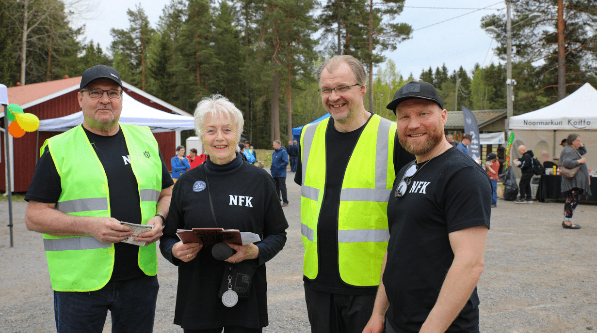 Neljä yhdistyksen aktiivia avajaisissa.