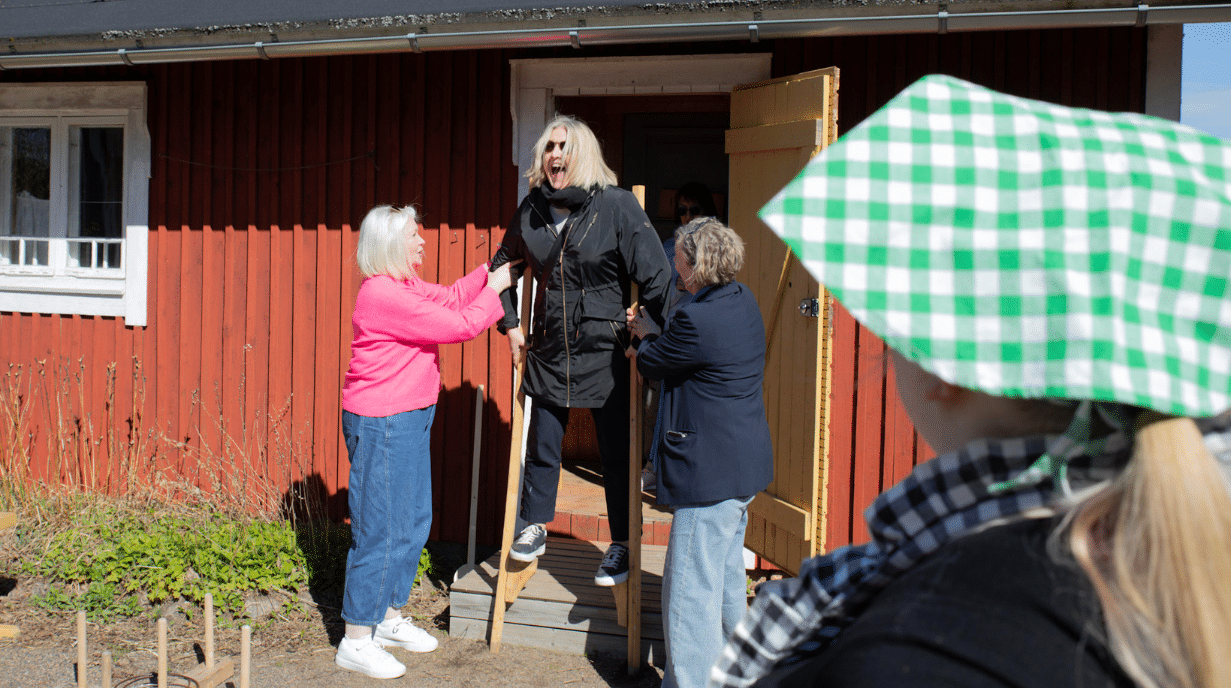 Irlantilaiset matkaoppaat tasapainoilevat puujaloilla Välimaan torpalla.
