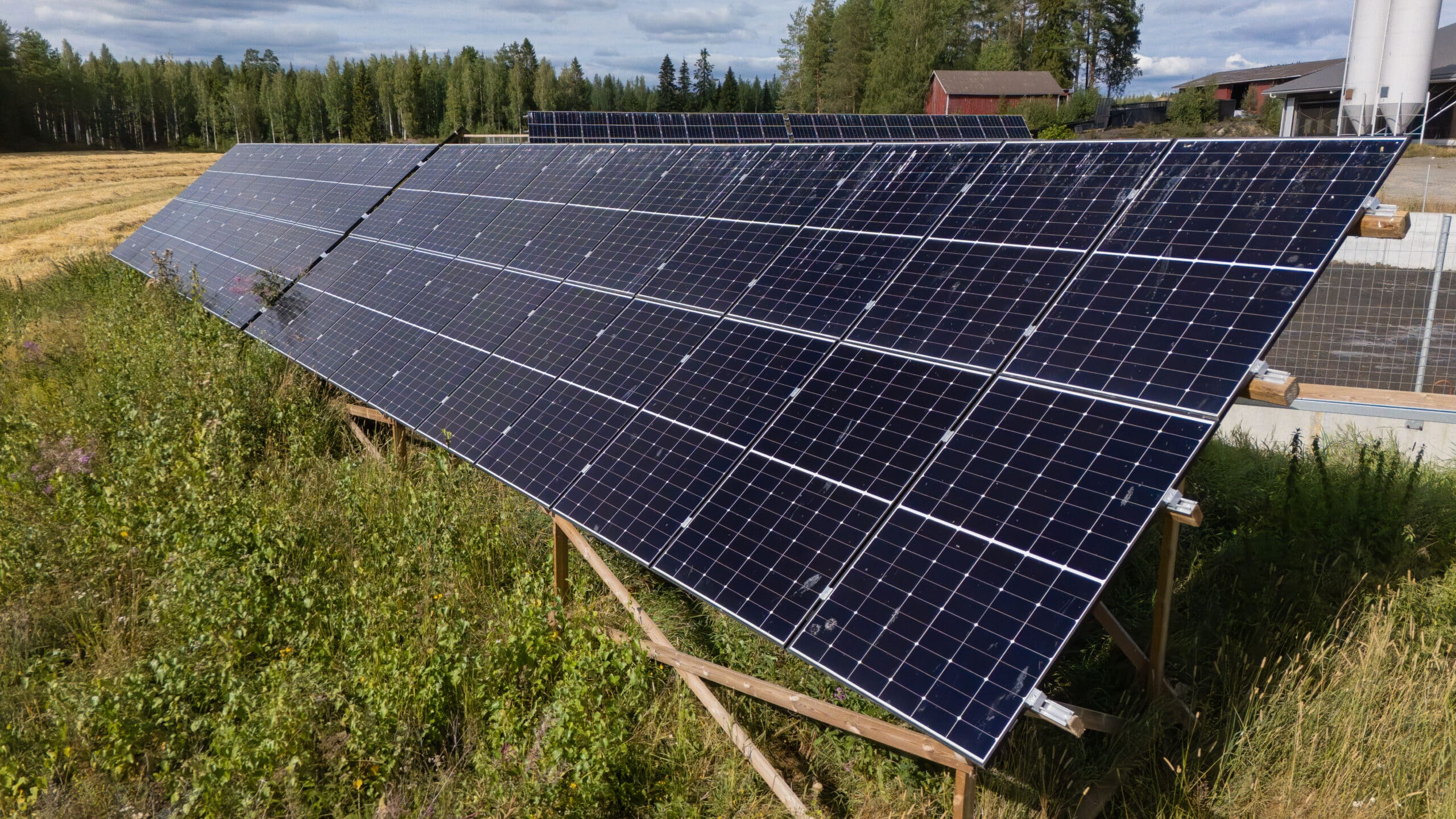 Tilalle on asennettu investointituen avustuksella aurinkopaneeleja, joiden avulla saadaan tuotettua tilalla tarvittavaa energiaa kestävästi ja ympäristöystävällisesti. Kuva: Itä-Suomen elinvoimakeskus, kuvaaja: Miika Keihänen.