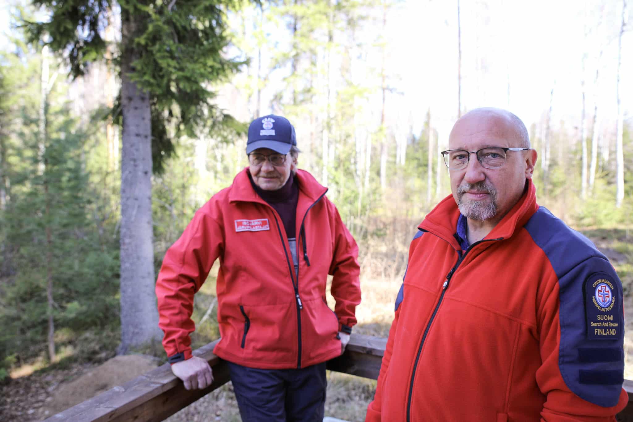 Juhani Jokela ja Mika Lähteenmäki pelastusyhdistyksen punaisissa takeissa tukikohdan terassilla.