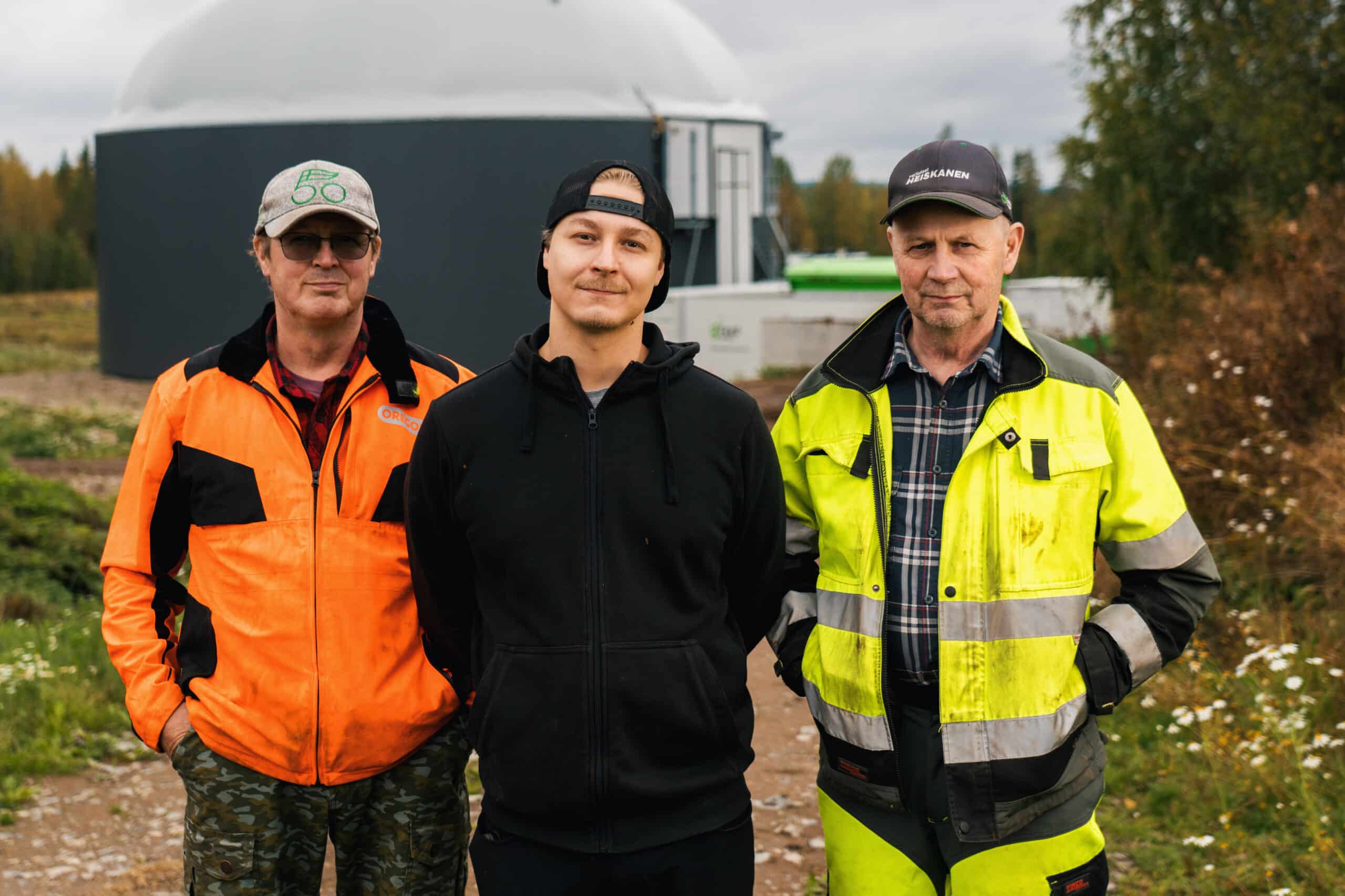 Kuvassa Kattaalan Voiman perheyrityksen jäseniä, jotka ovat yhdessä suunnitelleet ja kehitelleet investointia. Juha Kauhanen, Niko Kauhanen ja Aarno Kauhanen. Kuva: Itä-Suomen elinvoimakeskus, kuvaaja Topias Tölli.