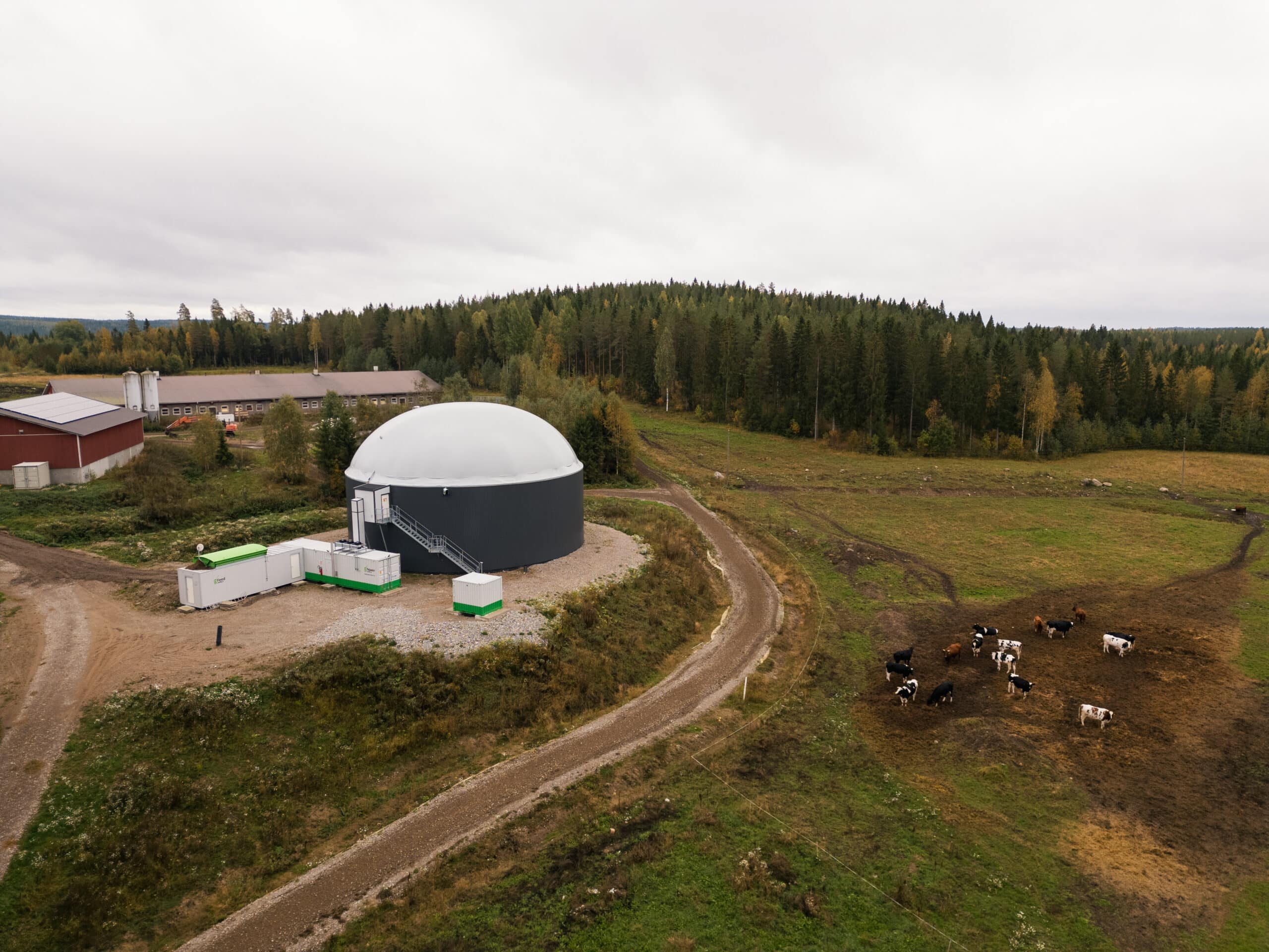 Biokaasulaitos sulautuu maatilan maisemaan sujuvasti. Kuva: Itä-Suomen elinvoimakeskus, kuvaaja Topias Tölli.