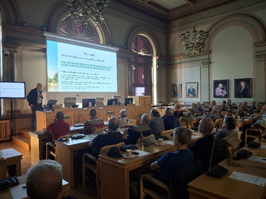 ihmisiä isossa salissa