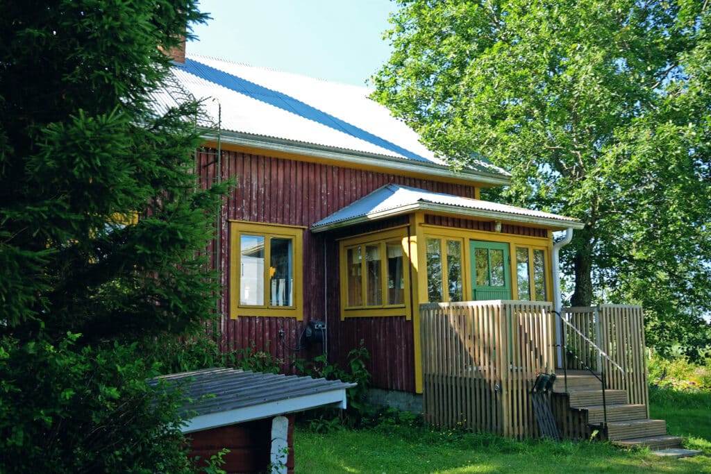 Vanha talo. Ett gammalt hus.