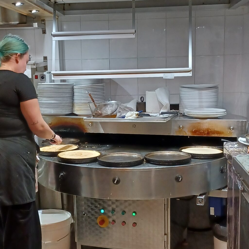 pannukakkukone, nainen