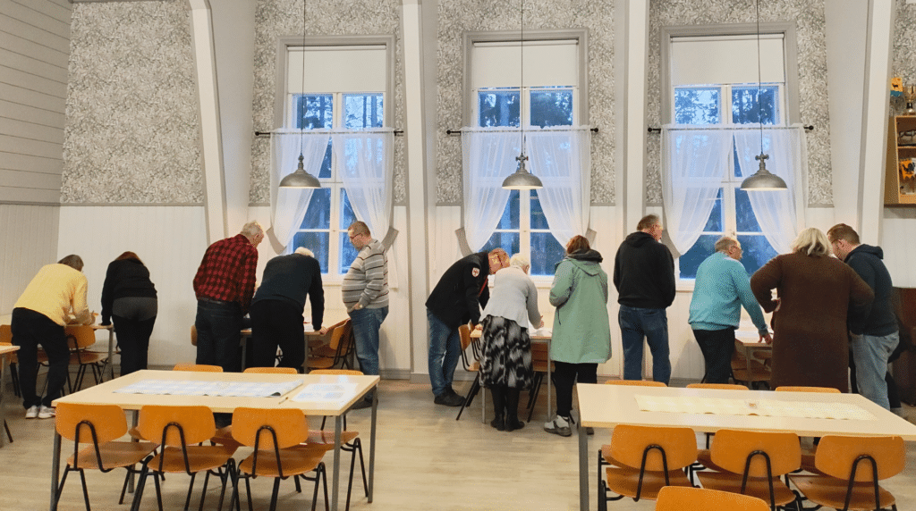 Ihmisiä työpajassa.
