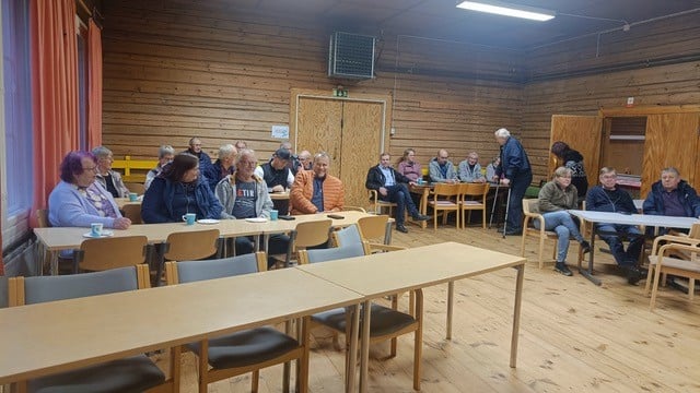 ihmisiä kylätilaisuudessa